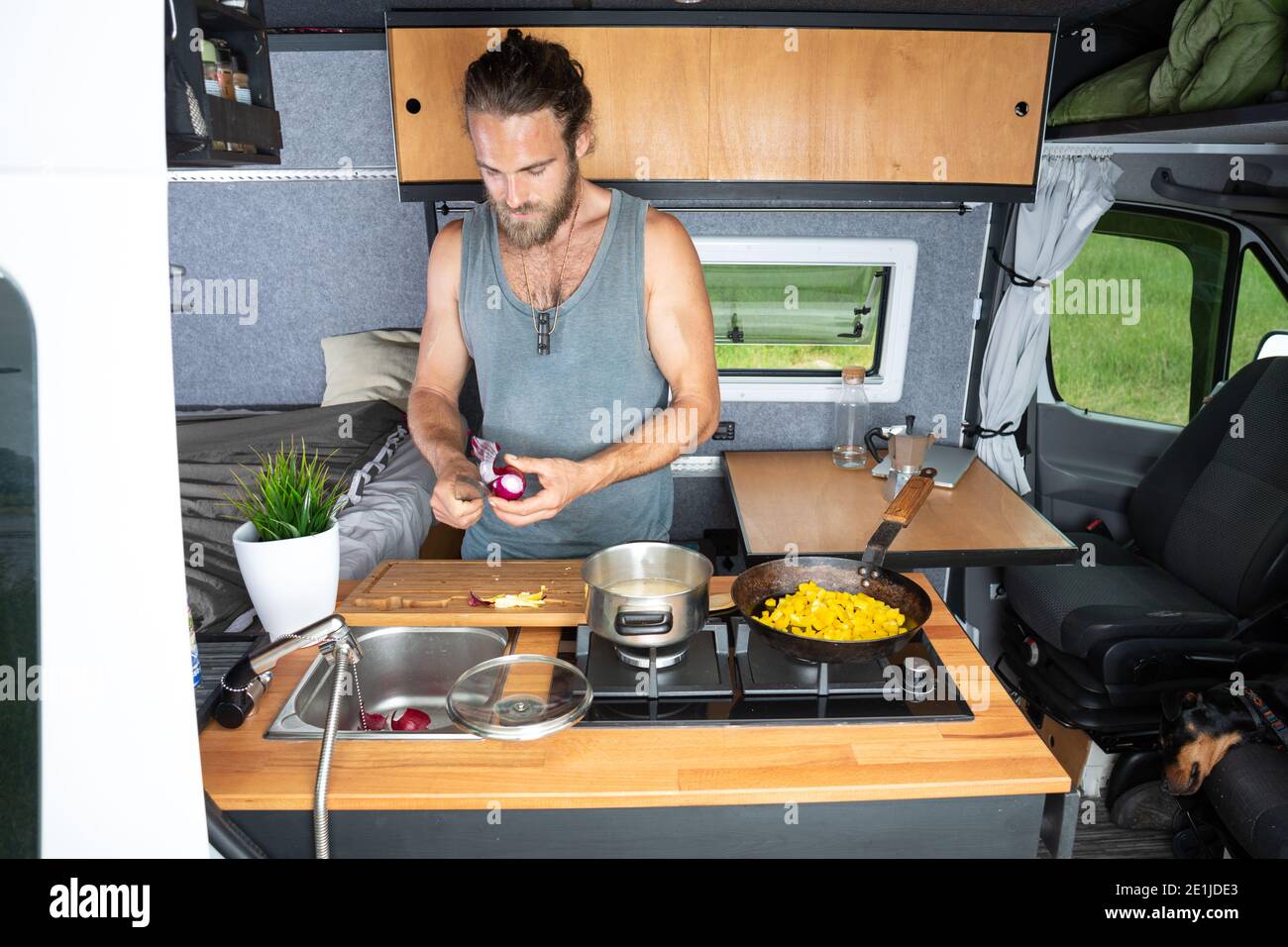 Mann, der Essen in seinem Wohnwagen zubereitete Stockfoto