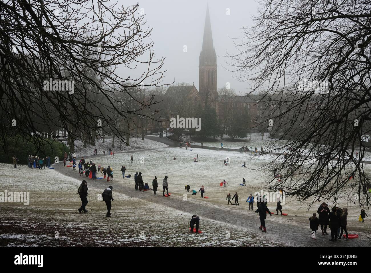 Glasgow, Großbritannien, 7. Januar 2021. Die Menschen genießen die frische Luft, den leichten Schnee und die nebligen Bedingungen, eine Flucht vor dem Lockdown, mit einem Ausflug zum Queen's Park im Süden der Stadt. Foto: Jeremy Sutton-Hibbert/Alamy Live News Stockfoto