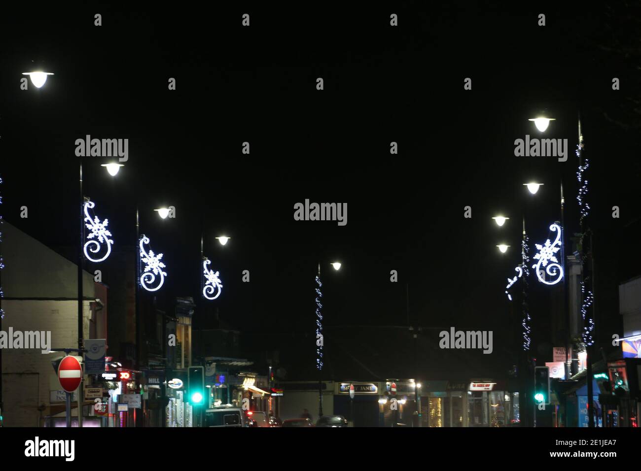 Prestwick, Ayrshire, Schottland, Großbritannien. Weihnachtslichter auf Lampfosten mit Blick auf die Hauptstraße Stockfoto