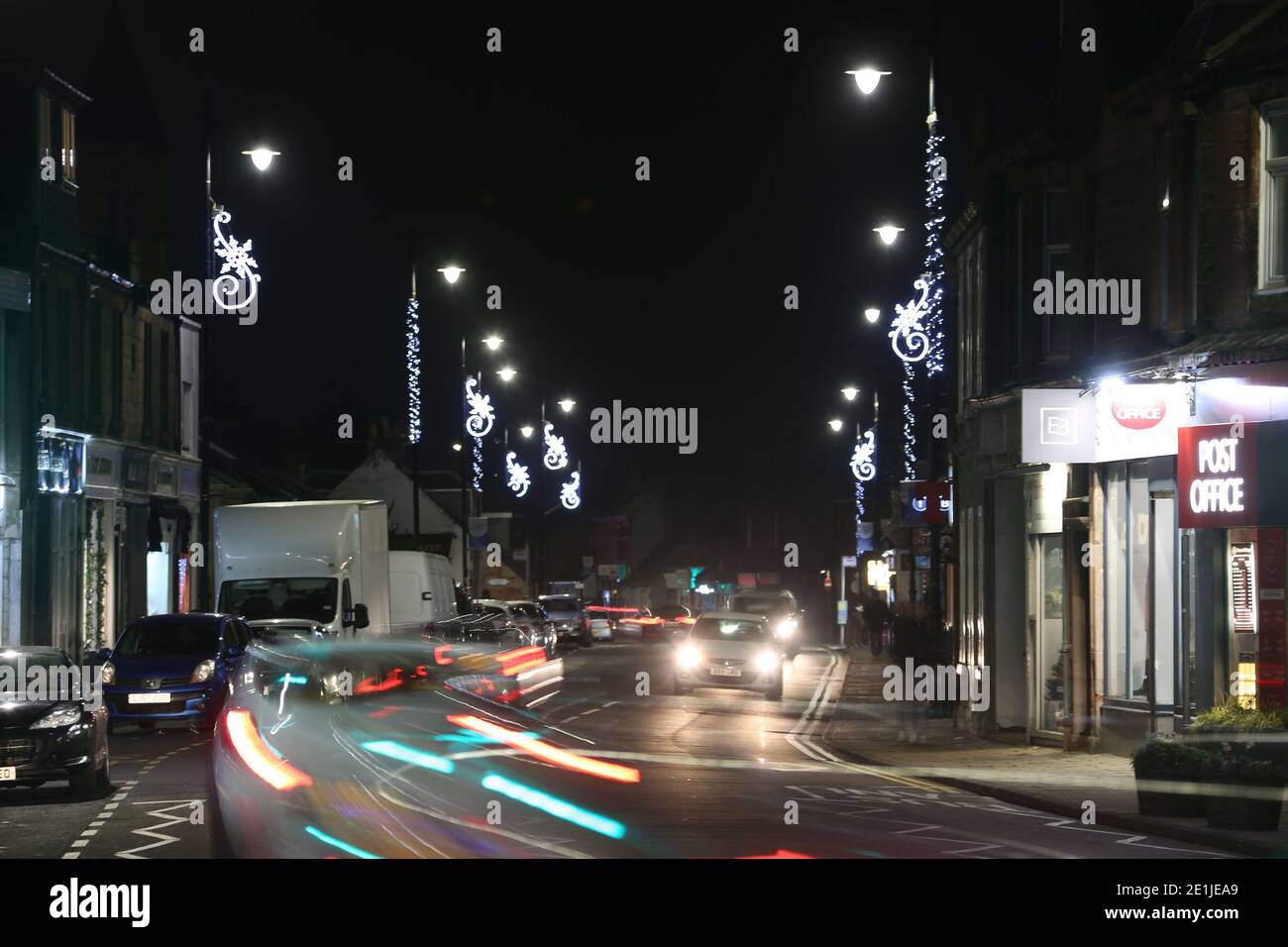 Prestwick, Ayrshire, Schottland, Großbritannien. Weihnachtslichter auf Lampfosten mit Blick auf die Hauptstraße Stockfoto