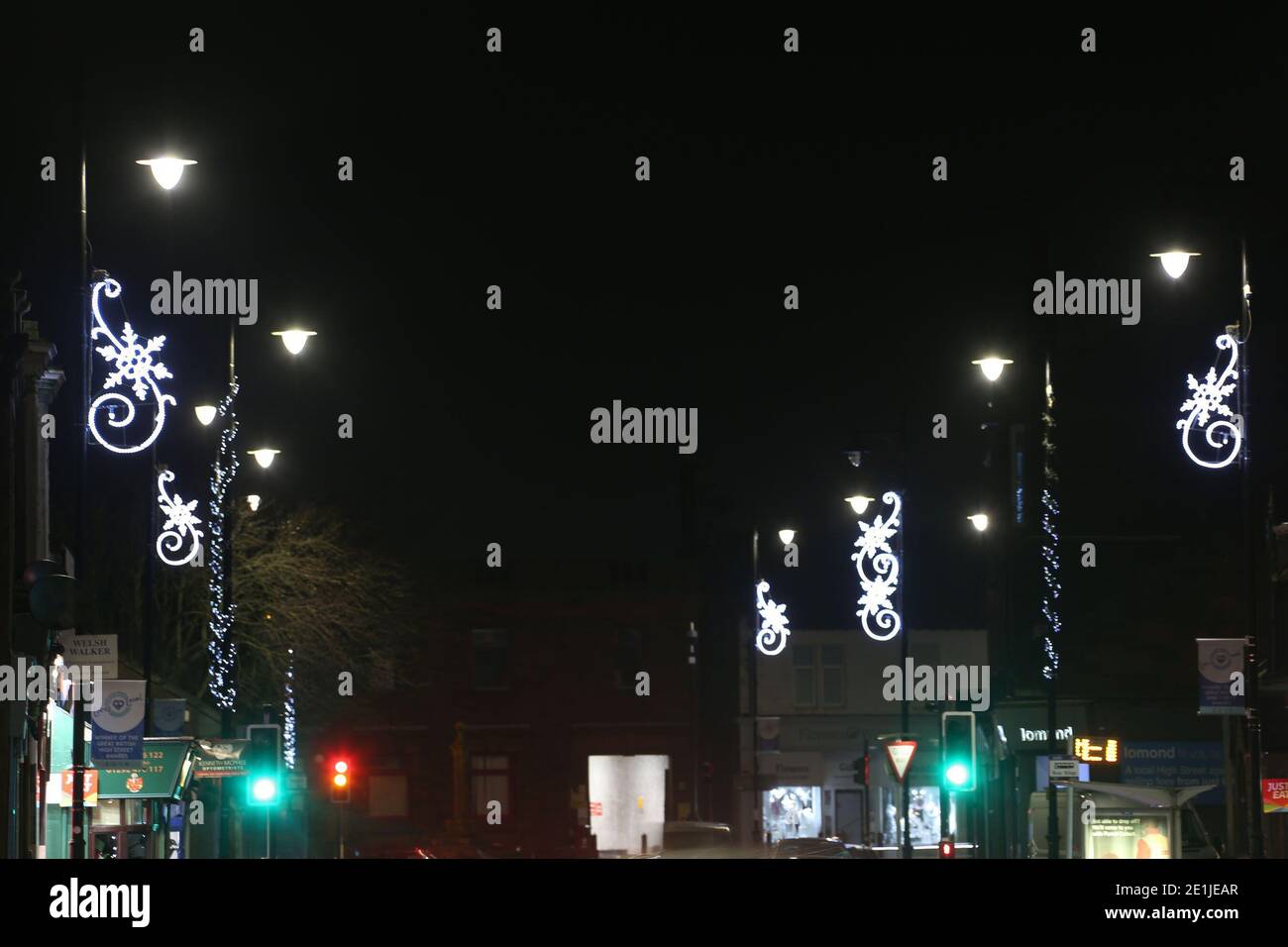 Prestwick, Ayrshire, Schottland, Großbritannien. Weihnachtslichter auf Lampfosten mit Blick auf die Hauptstraße Stockfoto