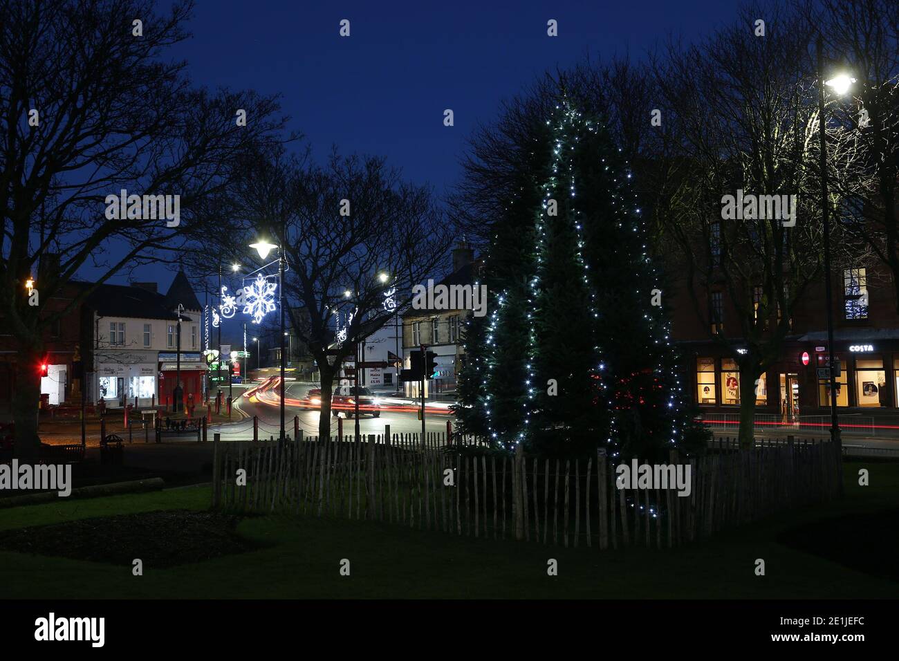 Prestwick, Ayrshire, Schottland, Großbritannien. Weihnachtslichter rund um Prestwick Cross Stockfoto