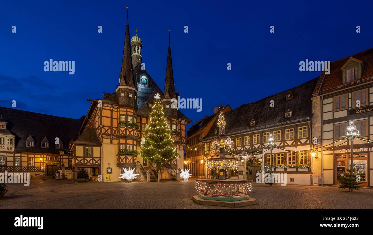 Wernigerode, Deutschland. Dezember 2020. Vor dem historischen Rathaus in Wernigerode steht ein festlich geschmückter Weihnachtsbaum. Davor sieht man den Wohltäter-Brunnen. Das 1497 fertiggestellte Rathaus und der neugotische Brunnen gehören zu den bekanntesten Sehenswürdigkeiten in Sachsen-Anhalt. Quelle: Stephan Schulz/dpa-Zentralbild/ZB/dpa/Alamy Live News Stockfoto