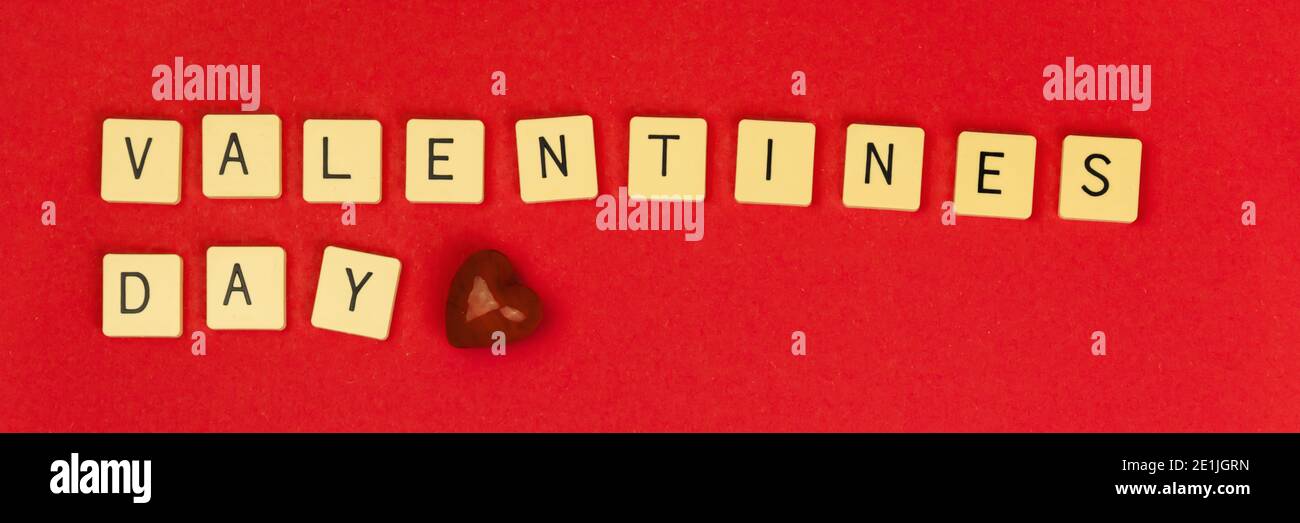 Valentinstag Banner auf rotem Hintergrund, Buchstaben und Wort auf Würfel und rotes Herz, für Blogger Foto Stockfoto