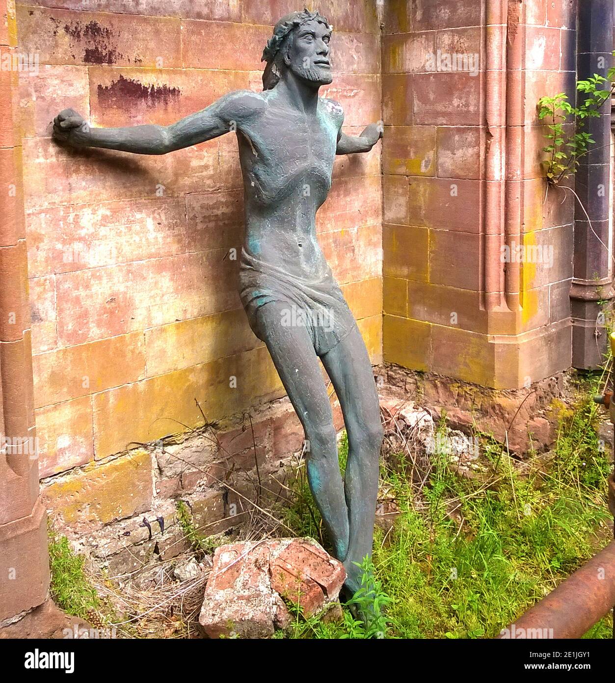 VERLASSEN & ABGELEHNT - CHRISTUS UNGEKREUZIGT - BROUGHAM HALL, Penrith, Cumbria, England. -------- Bei der Restaurierung 2017. Diese religiöse christliche Gestalt Jesu Christi (ohne Kreuz) stand damals in einem unrestaurierten Bereich des Gebäudes gegen eine Mauer. Erbaut und über einen langen Zeitraum aus dem 13. Jahrhundert hinzugefügt. Es wurde vor dem Verderbnis im Jahr 1985 gerettet und ist heute eines der größten Landhausrestaurierungsprojekte. Die Halle wurde 1985 von Christopher Terry gekauft und 1986 von ihm zum Preis von einem Pfefferkorn an den Brougham Hall Charitable Trust übergeben Stockfoto