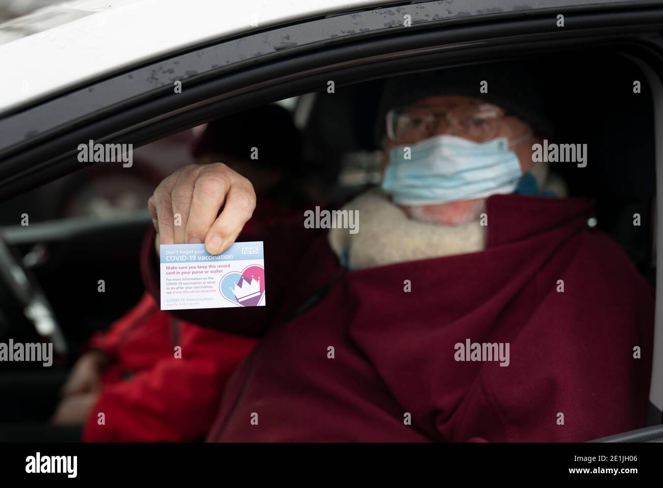 Greater Manchester, Großbritannien. Januar 2021. Ein Mann hält eine Impfkarte, nachdem er am 7. Januar 2021 die zweite Dosis des Impfstoffs Pfizer-BioNTech COVID-19 im Hyde Leisure Center im Großraum Manchester, Großbritannien, erhalten hat. Der britische Premierminister Boris Johnson sagte den Abgeordneten am Mittwoch, dass die Regierung "jede verfügbare Sekunde" der Sperre nutzen werde, um durch die Einführung von COVID-19-Impfstoffen in den kommenden Wochen einen "unsichtbaren Schutz" um ältere und gefährdete Menschen zu platzieren. Quelle: Jon Super/Xinhua/Alamy Live News Stockfoto