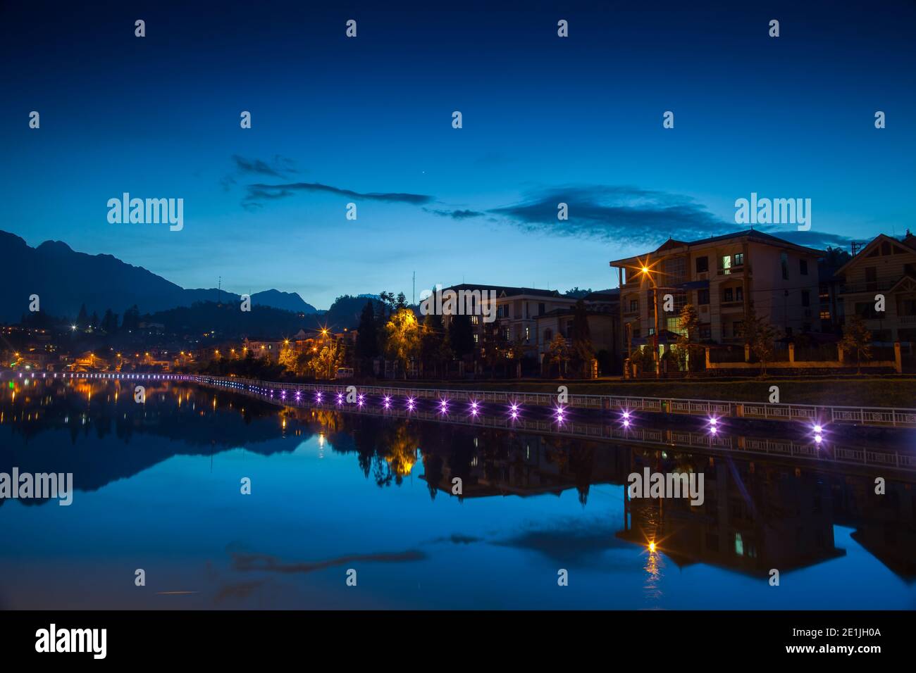 Blick auf die Stadt bei Nacht Spiegelung auf dem Wasser Stockfoto