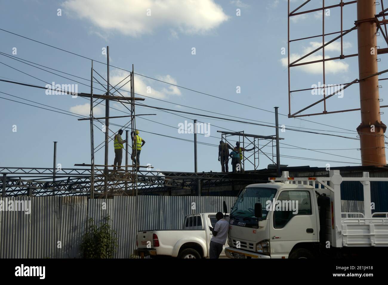 Männer bei der Arbeit an Oberleitungen, Nairobi, Kenia Stockfoto
