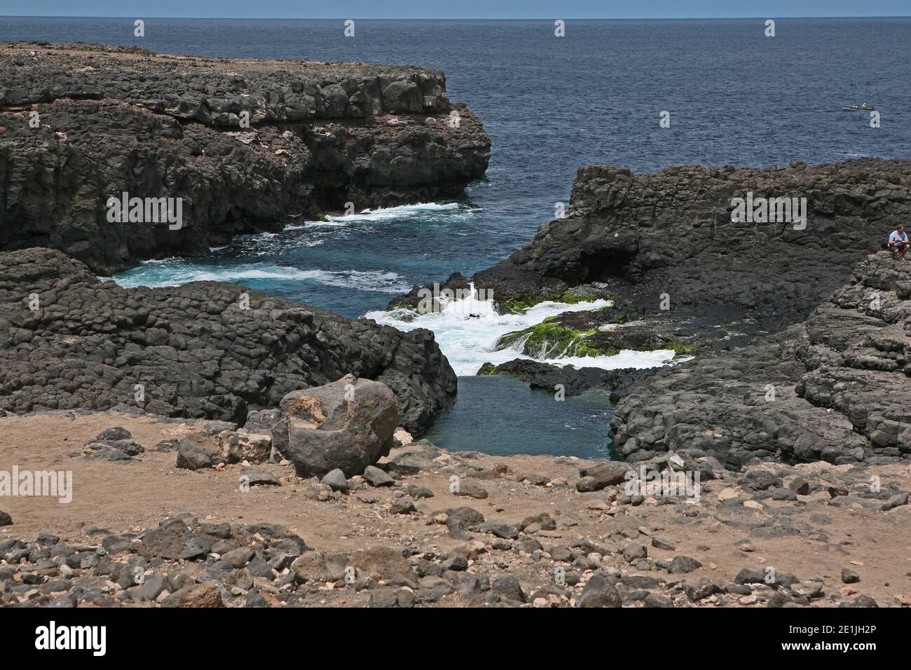 Buracona, das Blaue Auge, natürliche Lavabecken ist eine echte Attraktion auf Sal Island, Kap Verde. Stockfoto