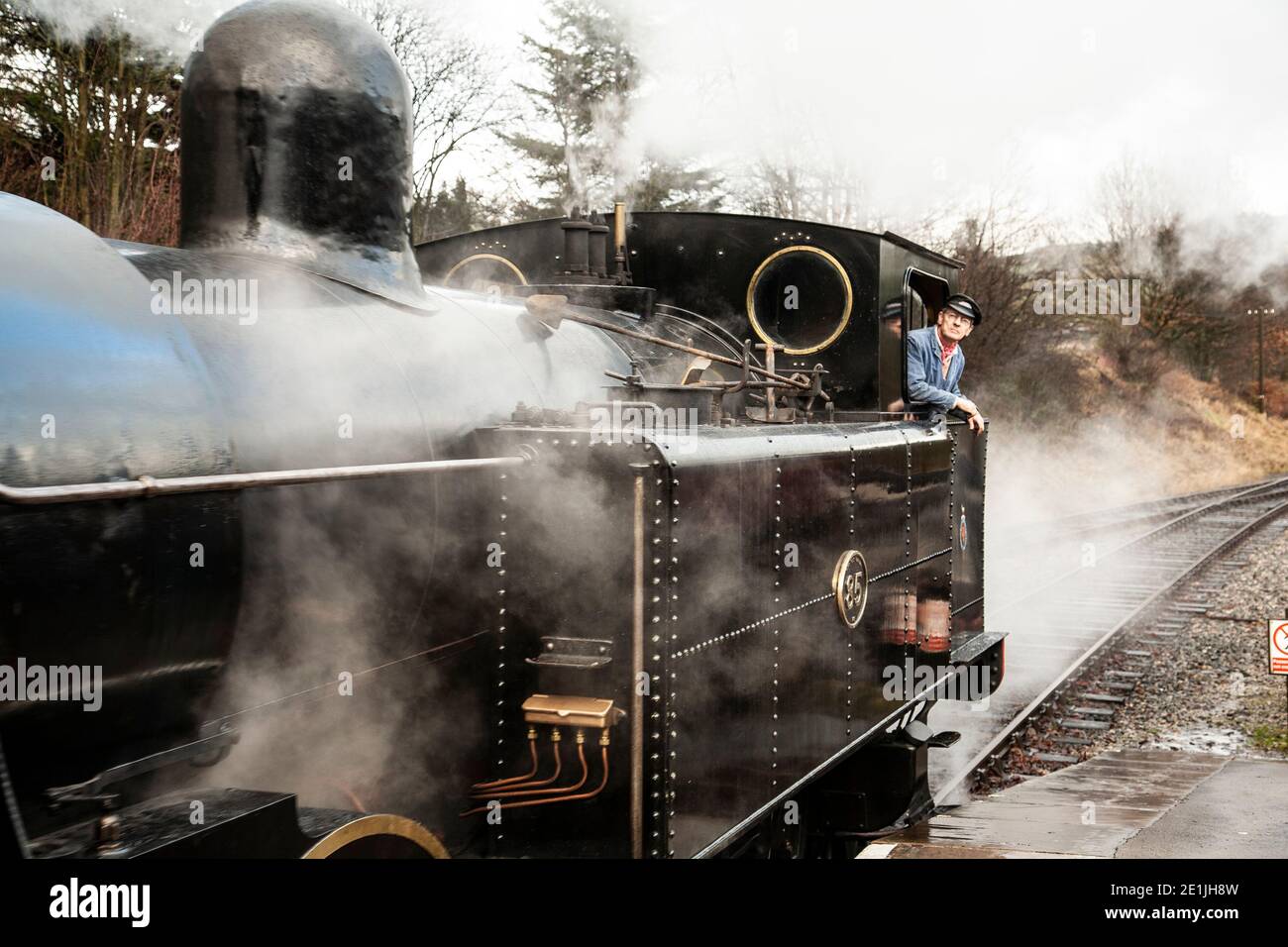 Fahrer, der aus dem Fahrerhaus der Dampflokomotive 85 schaut Taff Vale Railway Klasse 02 0-6-2T am Bahnhof Oxenhope ein Die Keighley & Worth Valley Railway Stockfoto