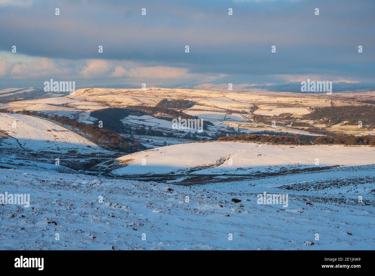 Die Landschaft am Stadtrand von Buxton mit Combs Moss in der Ferne, Winter Stockfoto