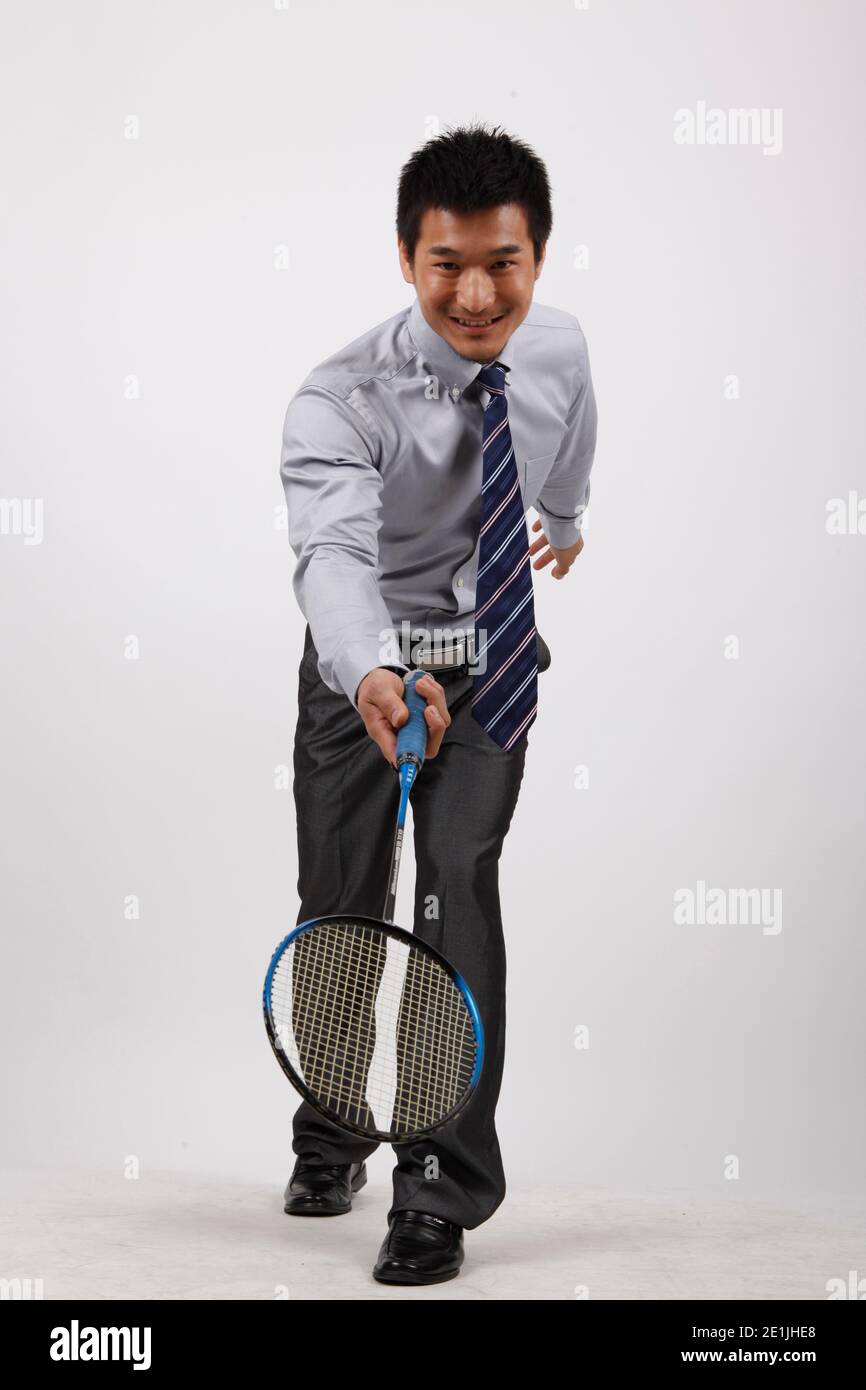 Ein Geschäft Training mit Mann spielen Badminton hochwertige Foto Stockfoto