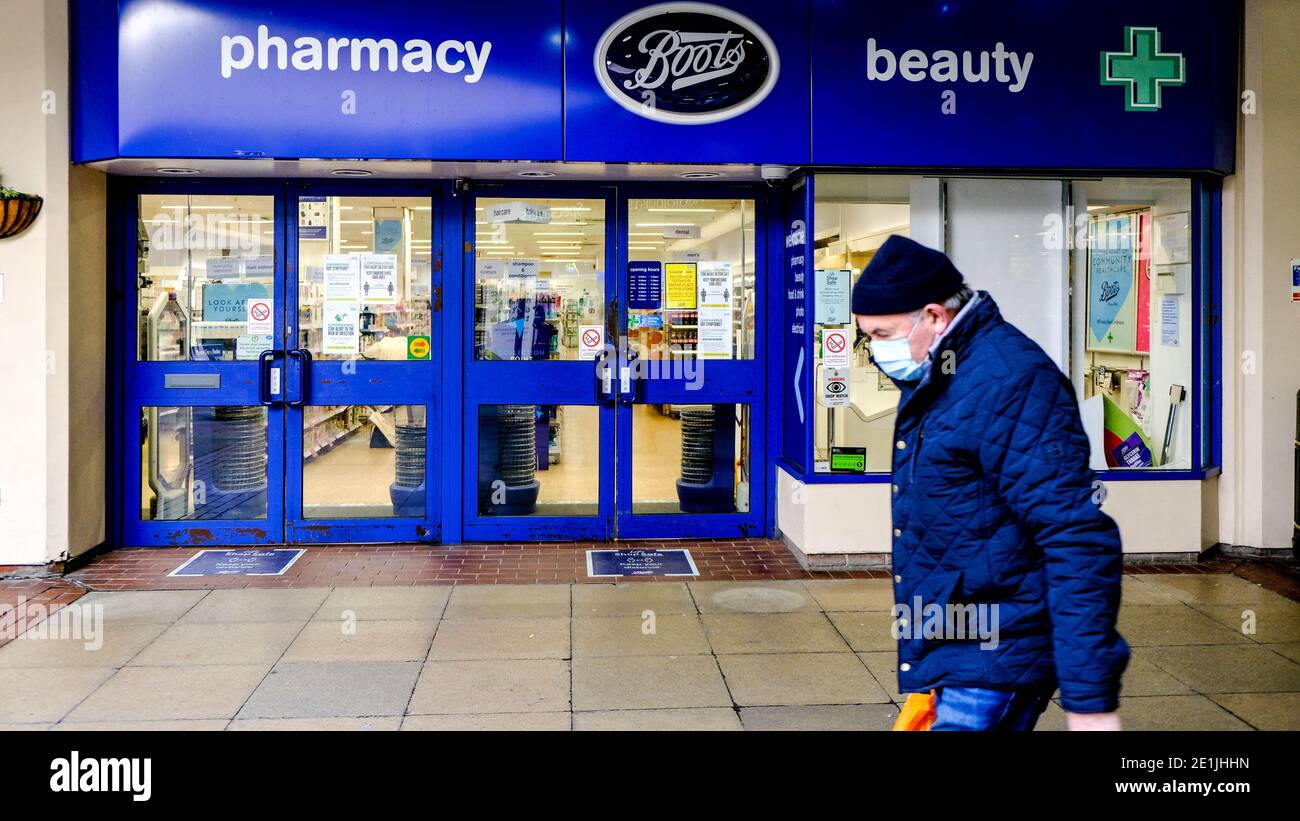 Leatherhead Surrey, London UK Januar 07 2021, Boots Pharmacy Shop Eingang und Logo Stockfoto