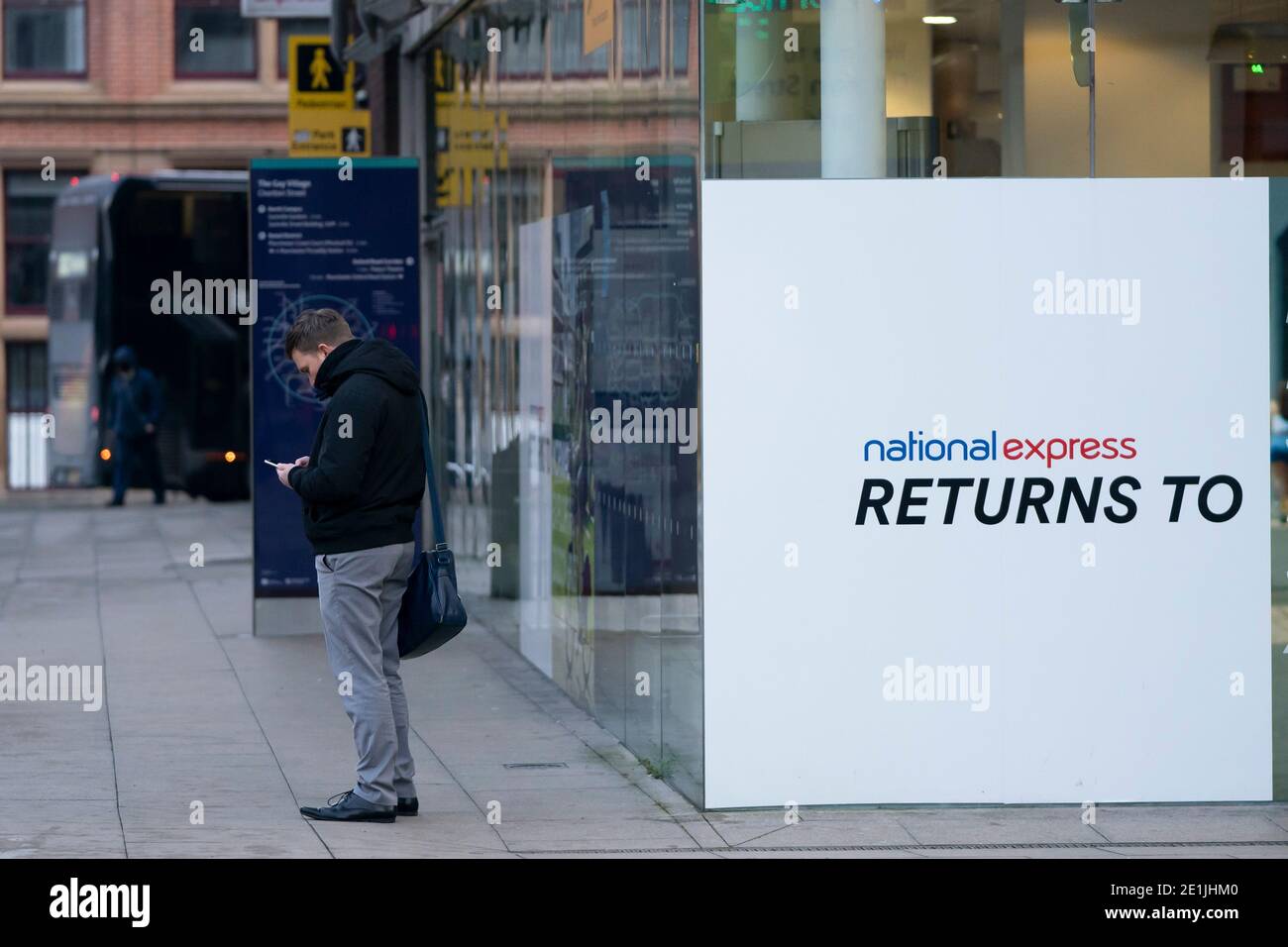 Manchester, Großbritannien, 7. Januar 2021. Chorlton Street Coach Station in Manchester wird gesehen, nachdem National Express angekündigt, dass es sein gesamtes Busnetz in ganz Großbritannien ab Montag wegen der neuesten Covid-19 Reisebeschränkungen, Manchester, UK, aussetzen wird. Kredit: Jon Super/Alamy Live Nachrichten. Stockfoto