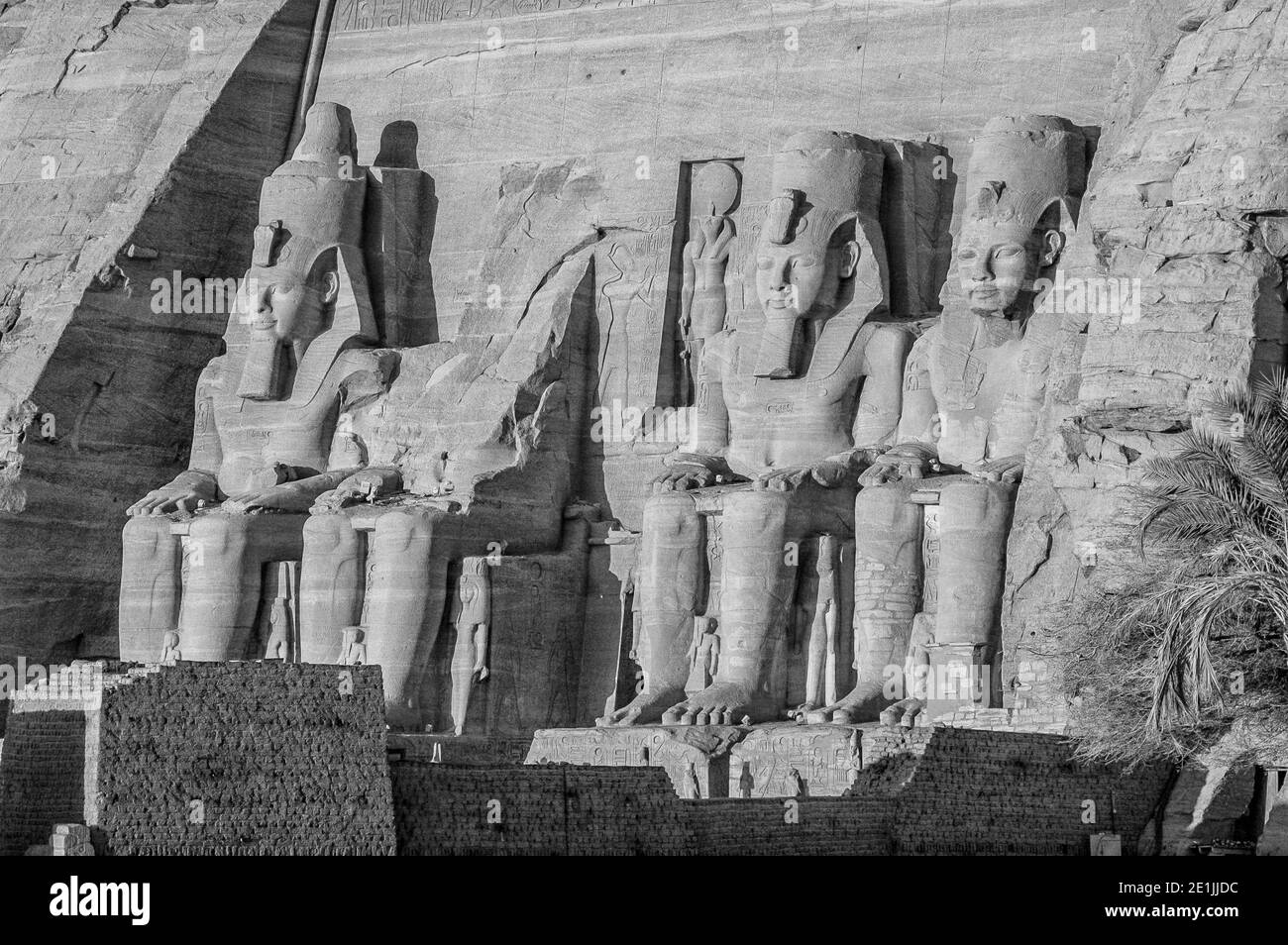 Dies ist das UNESCO-Weltkulturerbe von Abu Simbel in der Nähe des Nils und der Stadt Assuan. Vor der Verlegung des Denkmals wurde das Denkmal langsam von der Wüste begraben und deshalb können Sie Graffiti von britischen und französischen Soldaten, die diesen Weg am Anfang des 1800 sehr hoch auf Teilen des Denkmals passiert sehen. Wie bei Philae wurde es notwendig, das Denkmal im Jahr 1968 über dem Assuan-Staudamm zu verlagern, 100m über der heutigen Wasserlinie des Assuan-Staudamms. Erbaut im 1200BC von Ramesses II, ist der Tempel Ramesses II und Königin Nefeteri gewidmet Stockfoto