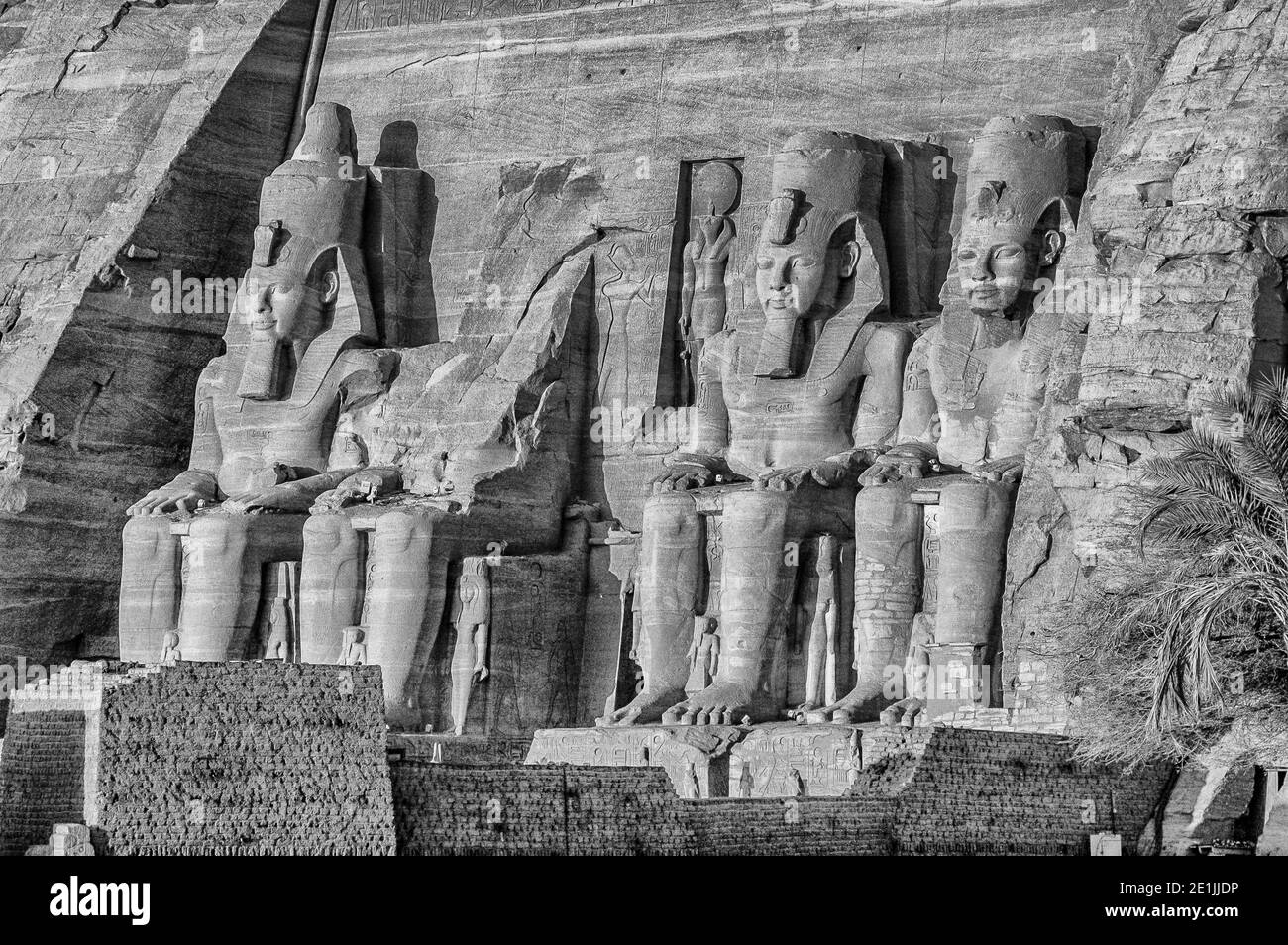 Dies ist das UNESCO-Weltkulturerbe von Abu Simbel in der Nähe des Nils und der Stadt Assuan. Vor der Verlegung des Denkmals wurde das Denkmal langsam von der Wüste begraben und deshalb können Sie Graffiti von britischen und französischen Soldaten, die diesen Weg am Anfang des 1800 sehr hoch auf Teilen des Denkmals passiert sehen. Wie bei Philae wurde es notwendig, das Denkmal im Jahr 1968 über dem Assuan-Staudamm zu verlagern, 100m über der heutigen Wasserlinie des Assuan-Staudamms. Erbaut im 1200BC von Ramesses II, ist der Tempel Ramesses II und Königin Nefeteri gewidmet Stockfoto