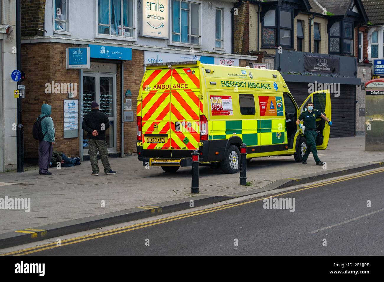 Slough, Berkshire, Großbritannien. Januar 2021. Ein Krankenwagen kommt, um einen Mann zu betreuen, der auf der Straße zusammengebrochen ist. Die Zahl der positiven Covid-19-Fälle in Slough ist außer Kontrolle geraten. Für die sieben Tage bis zum 2. Januar 2021 waren die Zahlen pro 100,000 für Slough 1064.6 gegenüber 722.2. Die durchschnittliche Zahl in ganz England ist nur 606.9 für den gleichen Zeitraum. Quelle: Maureen McLean/Alamy Live News Stockfoto