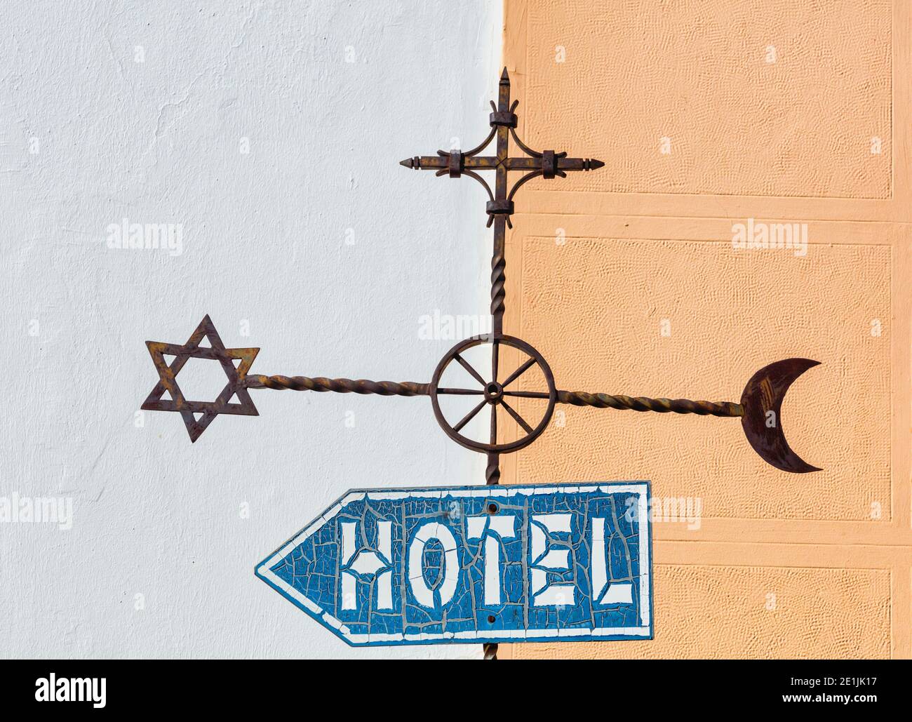 Ronda, Provinz Malaga, Andalusien, Spanien. Hotelstraßenschild mit islamischen, jüdischen und christlichen Symbolen, die an die Stadtgeschichte anklingen. Stockfoto