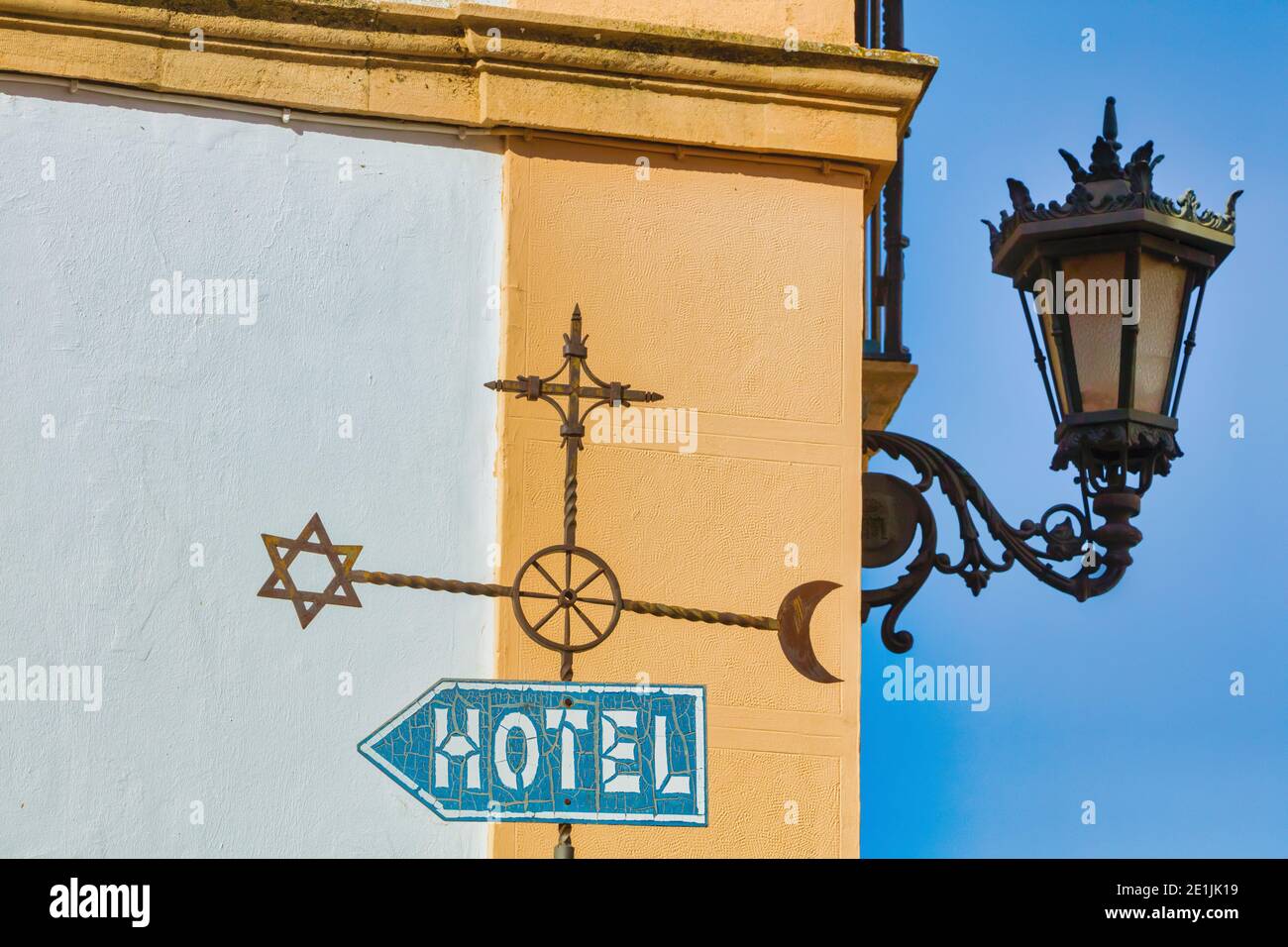 Ronda, Provinz Malaga, Andalusien, Spanien. Hotelstraßenschild mit islamischen, jüdischen und christlichen Symbolen, die an die Stadtgeschichte anklingen. Stockfoto