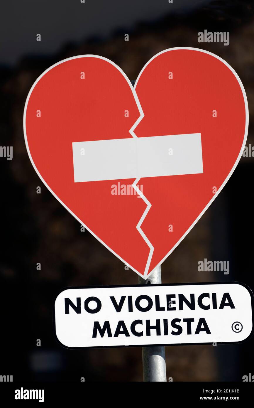 Spanisches Sprachzeichen, das No Violencia machista - oder No Violence Against Women - in Form eines Herzens ohne Eintrittschild darüber sagt. Das Zeichen ist Stockfoto