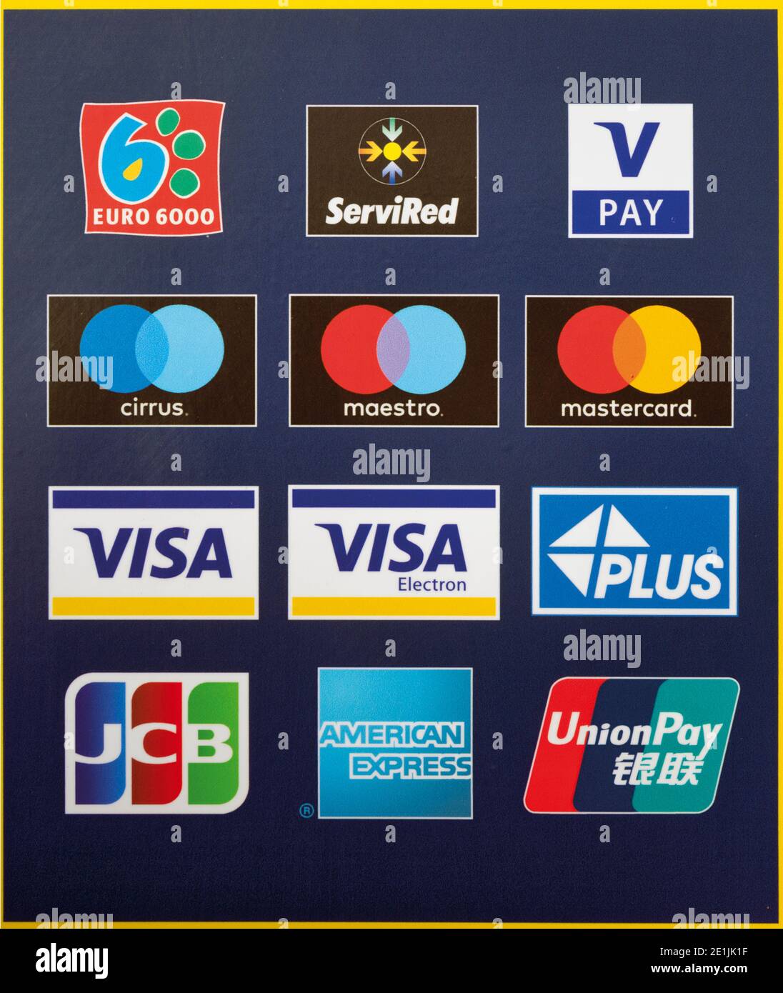 Logos verschiedener Kreditkartenunternehmen auf der Vorderseite eines Geldautomaten in Spanien. Beispiele kommerziell grafischer Kunst Stockfoto