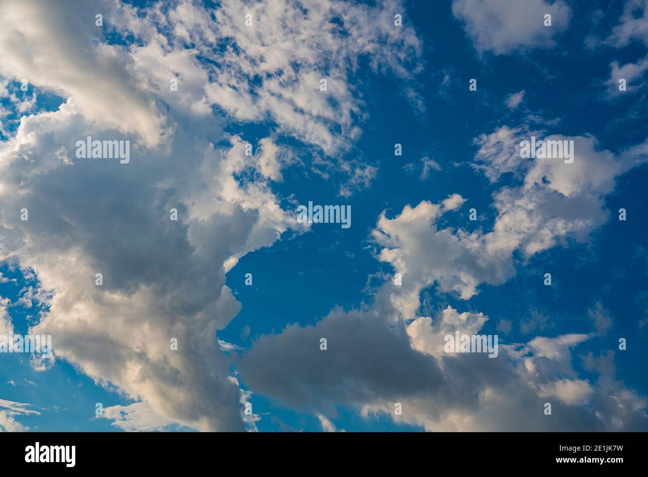 Blick auf weiße Wolken am blauen Himmel Stockfoto