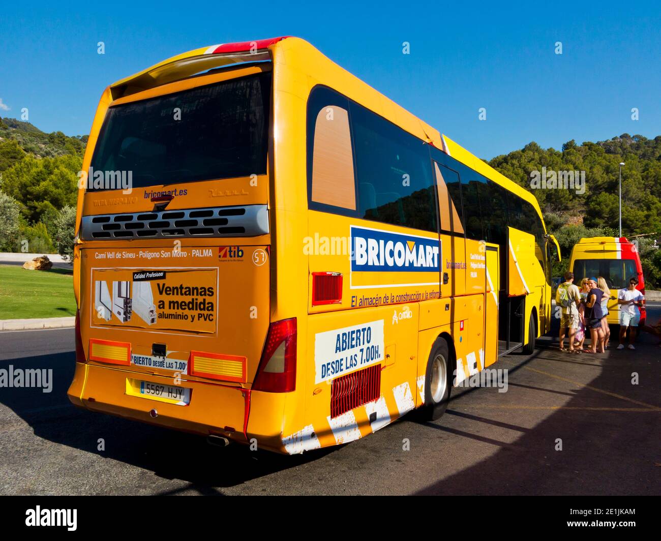 Bus an einer Haltestelle in Port de Soller wartet auf die Passagiere nach Palma auf Mallorca zu transportieren eine Baleareninsel im spanischen Mittelmeer. Stockfoto