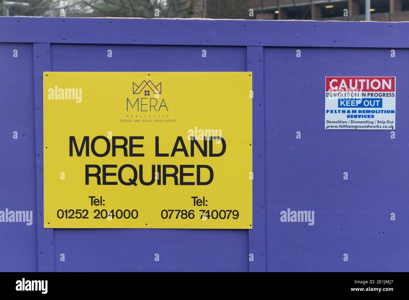 Schilder, die sagen, dass mehr Land benötigt wird, von Entwickler MERA Stockfoto