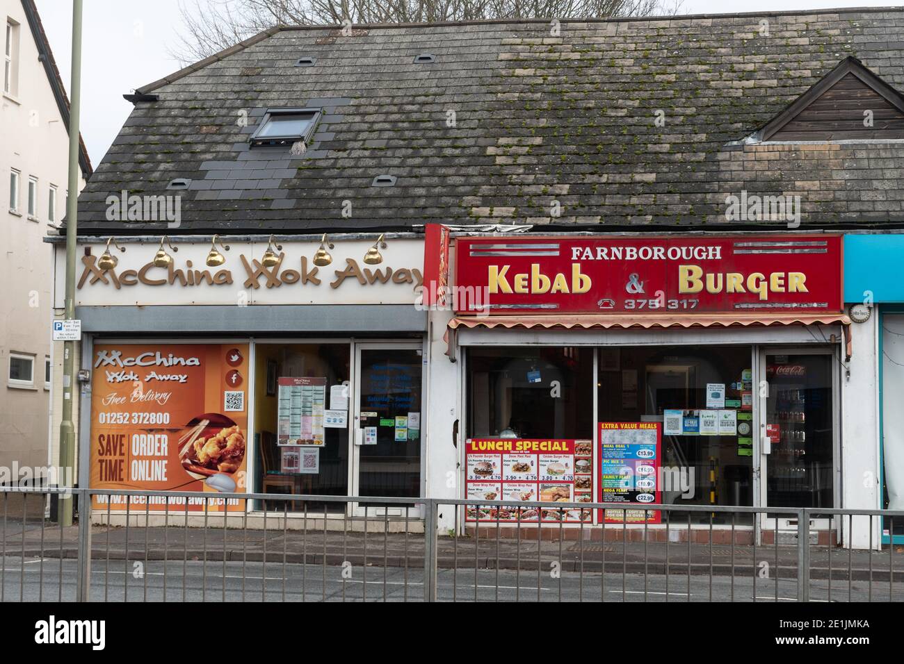 Zwei Restaurants zum Mitnehmen nebeneinander, ein chinesisches Restaurant und ein Kebab- und Burger-Geschäft, Großbritannien Stockfoto