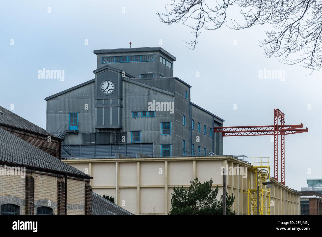 Historisches 24 Fuß großes Windtunnelgebäude auf dem ehemaligen Gelände des Royal Aircraft Establishment (RAE) in Farnborough, Hampshire, Großbritannien Stockfoto