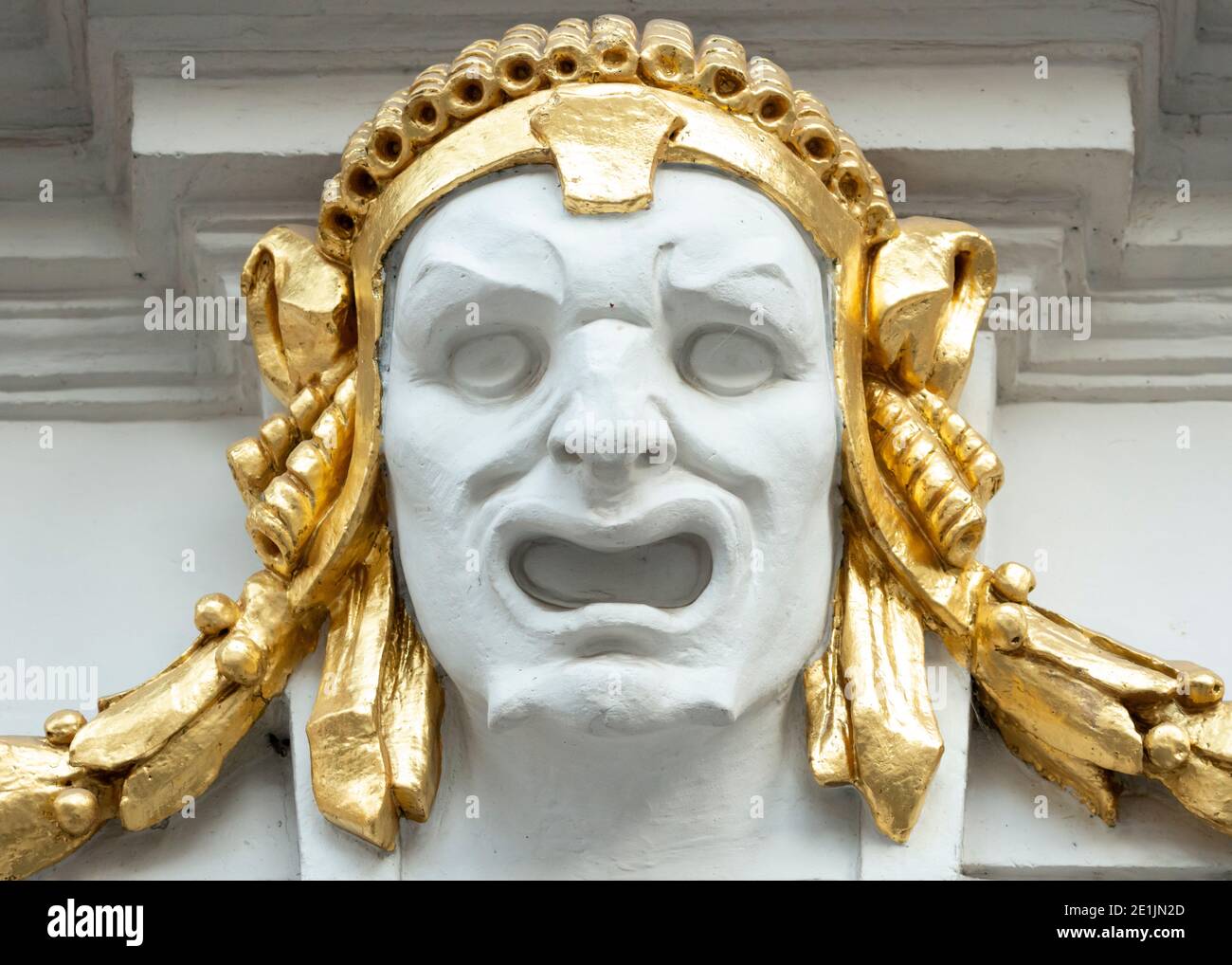 Ornamental Detail und architektonisches Element der theatralischen Maske Darstellung des Menschen Gesicht mit goldenen Details an der Fassade des Theatergebäudes in Sofia Bulgarien Stockfoto