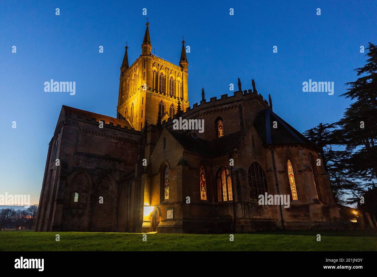 Beleuchteten Pershore Abbey Kirche in der Dämmerung im Winter, Worcestershire, England Stockfoto