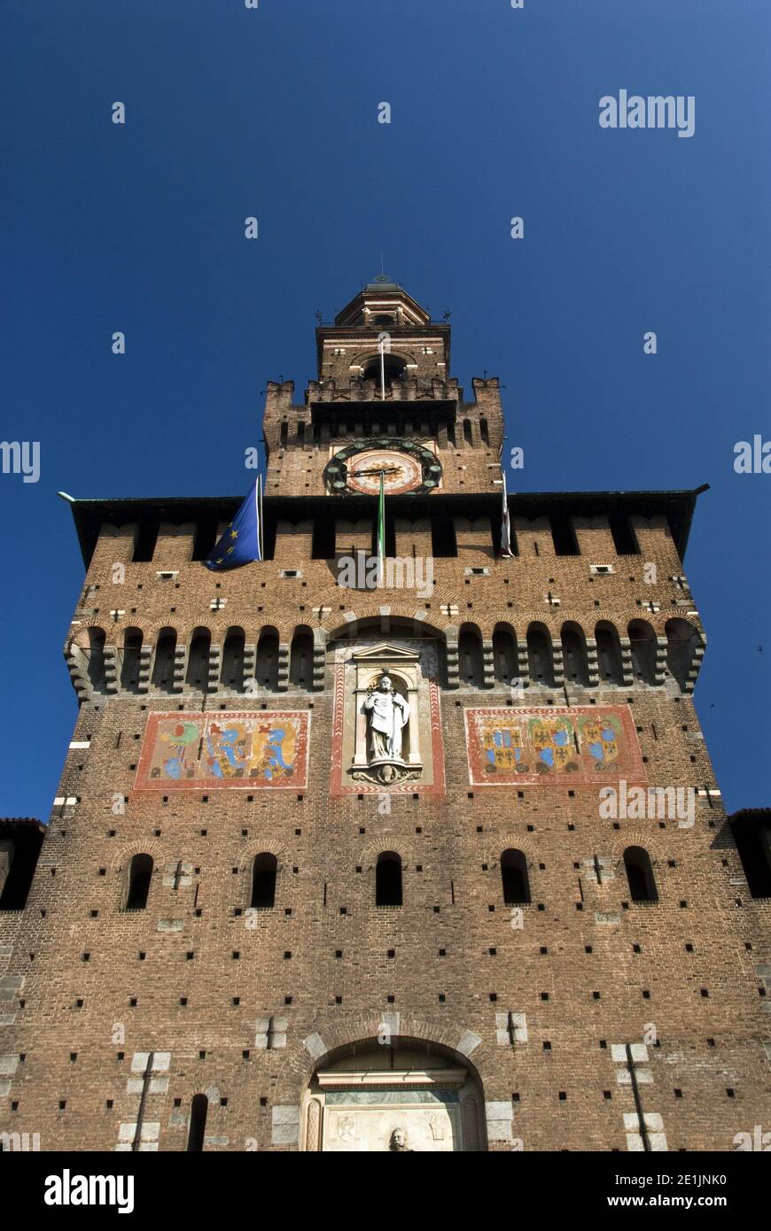 Der Torre del Filarete ist der zentrale Turm des Castello Sforzesco (Castello Sforza), die heute beherbergt Stadtmuseen und Kunstsammlungen, Mailand, Italien. Stockfoto