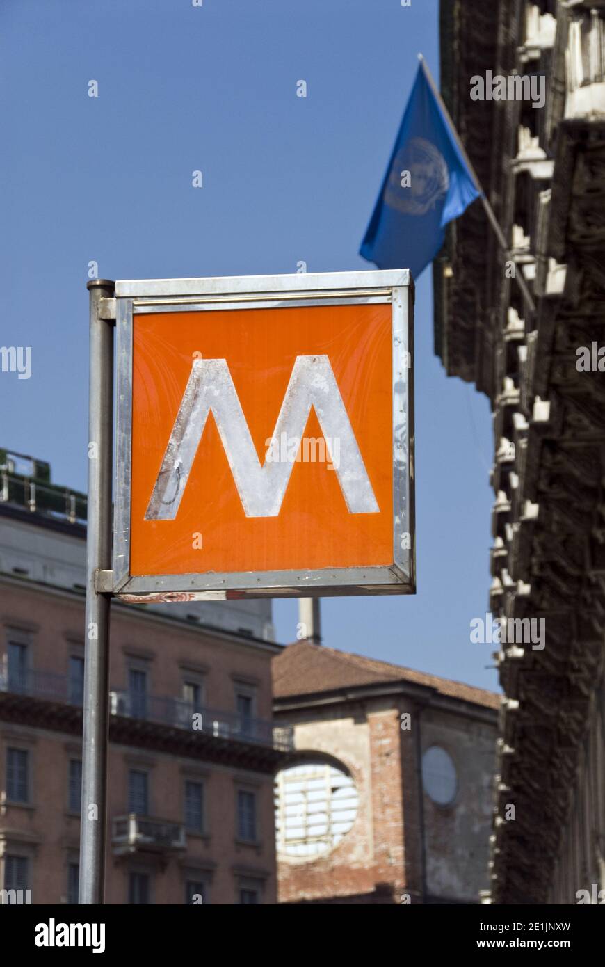 Ein rotes und verchromtes Schild für die Metropolitana di Milano, das Mailänder Nahverkehrssystem "métro", Mailand, Italien. Stockfoto