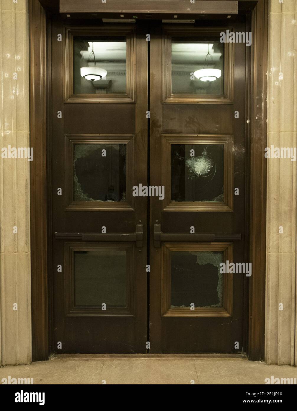 Washington, Usa. Januar 2021. Schaden wird gesehen, nachdem ein Pro-Trump-Mob am Donnerstag, den 7. Januar 2021, in Washington, DC, das US-Kapitolgebäude in Zusammenstößen mit der US-Kapitolpolizei gestürmt und besetzt hat. Ein Mob von Präsident Trump Unterstützer brach durch mehrere Ebenen der Sicherheit zerschlagen Fenster und Türen, als sie stürmten das US-Kapitolgebäude und besetzt beide der Kongresskammern, als Kongress traf, um die Präsidentschaftswahl 2020 zu zertifizieren. Foto von Kevin Dietsch/UPI Kredit: UPI/Alamy Live News Stockfoto