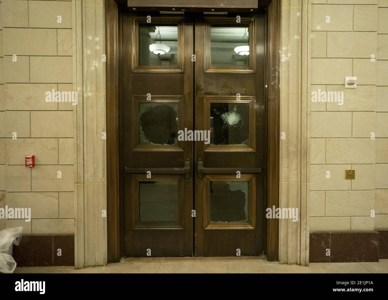 Washington, Usa. Januar 2021. Schaden wird gesehen, nachdem ein Pro-Trump-Mob am Donnerstag, den 7. Januar 2021, in Washington, DC, das US-Kapitolgebäude in Zusammenstößen mit der US-Kapitolpolizei gestürmt und besetzt hat. Ein Mob von Präsident Trump Unterstützer brach durch mehrere Ebenen der Sicherheit zerschlagen Fenster und Türen, als sie stürmten das US-Kapitolgebäude und besetzt beide der Kongresskammern, als Kongress traf, um die Präsidentschaftswahl 2020 zu zertifizieren. Foto von Kevin Dietsch/UPI Kredit: UPI/Alamy Live News Stockfoto