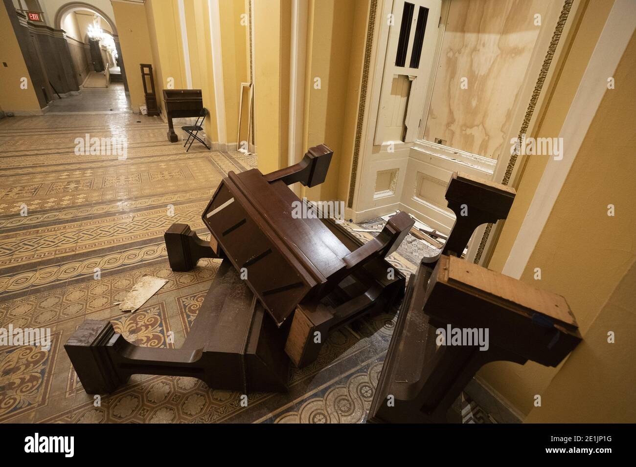 Washington, Usa. Januar 2021. Schaden wird gesehen, nachdem ein Pro-Trump-Mob am Donnerstag, den 7. Januar 2021, in Washington, DC, das US-Kapitolgebäude in Zusammenstößen mit der US-Kapitolpolizei gestürmt und besetzt hat. Ein Mob von Präsident Trump Unterstützer brach durch mehrere Ebenen der Sicherheit zerschlagen Fenster und Türen, als sie stürmten das US-Kapitolgebäude und besetzt beide der Kongresskammern, als Kongress traf, um die Präsidentschaftswahl 2020 zu zertifizieren. Foto von Kevin Dietsch/UPI Kredit: UPI/Alamy Live News Stockfoto