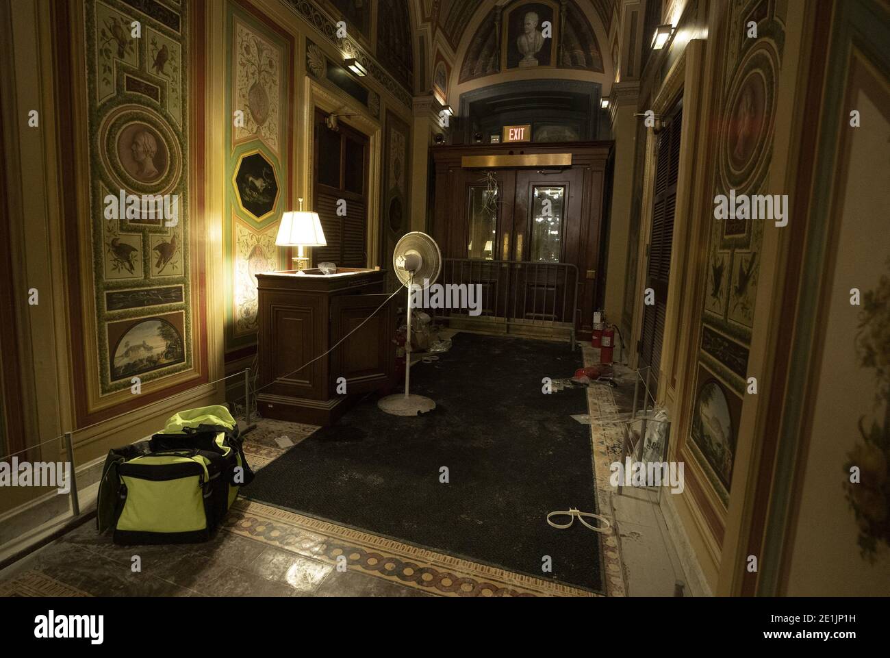 Washington, Usa. Januar 2021. Schaden wird gesehen, nachdem ein Pro-Trump-Mob am Donnerstag, den 7. Januar 2021, in Washington, DC, das US-Kapitolgebäude in Zusammenstößen mit der US-Kapitolpolizei gestürmt und besetzt hat. Ein Mob von Präsident Trump Unterstützer brach durch mehrere Ebenen der Sicherheit zerschlagen Fenster und Türen, als sie stürmten das US-Kapitolgebäude und besetzt beide der Kongresskammern, als Kongress traf, um die Präsidentschaftswahl 2020 zu zertifizieren. Foto von Kevin Dietsch/UPI Kredit: UPI/Alamy Live News Stockfoto