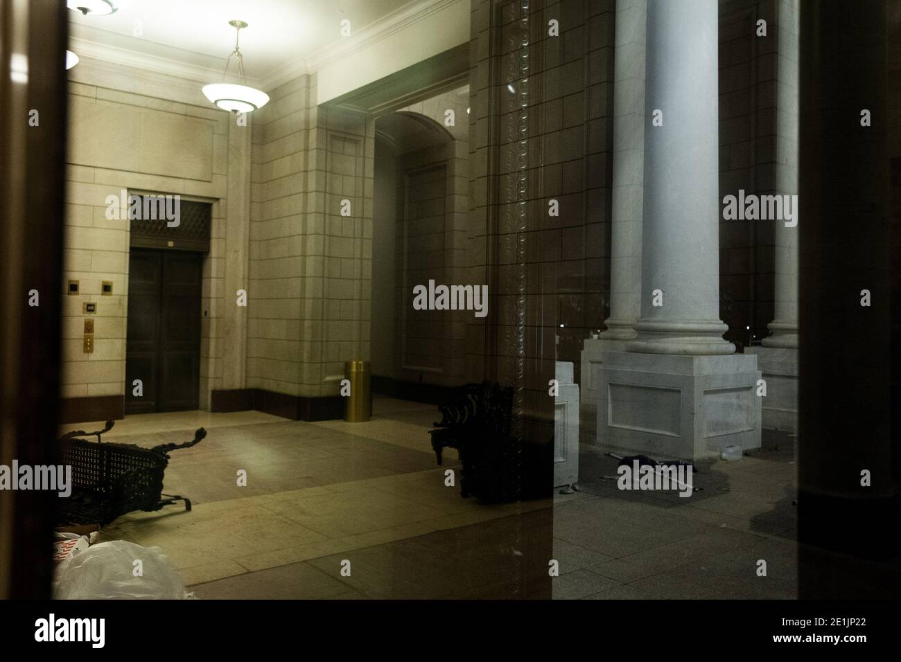 Washington, Usa. Januar 2021. Schaden wird gesehen, nachdem ein Pro-Trump-Mob am Donnerstag, den 7. Januar 2021, in Washington, DC, das US-Kapitolgebäude in Zusammenstößen mit der US-Kapitolpolizei gestürmt und besetzt hat. Ein Mob von Präsident Trump Unterstützer brach durch mehrere Ebenen der Sicherheit zerschlagen Fenster und Türen, als sie stürmten das US-Kapitolgebäude und besetzt beide der Kongresskammern, als Kongress traf, um die Präsidentschaftswahl 2020 zu zertifizieren. Foto von Kevin Dietsch/UPI Kredit: UPI/Alamy Live News Stockfoto