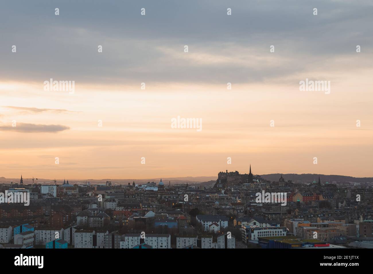 Blick auf die Skyline der Altstadt von Edinburgh bei Sonnenuntergang von den Salisbury Crags. Stockfoto