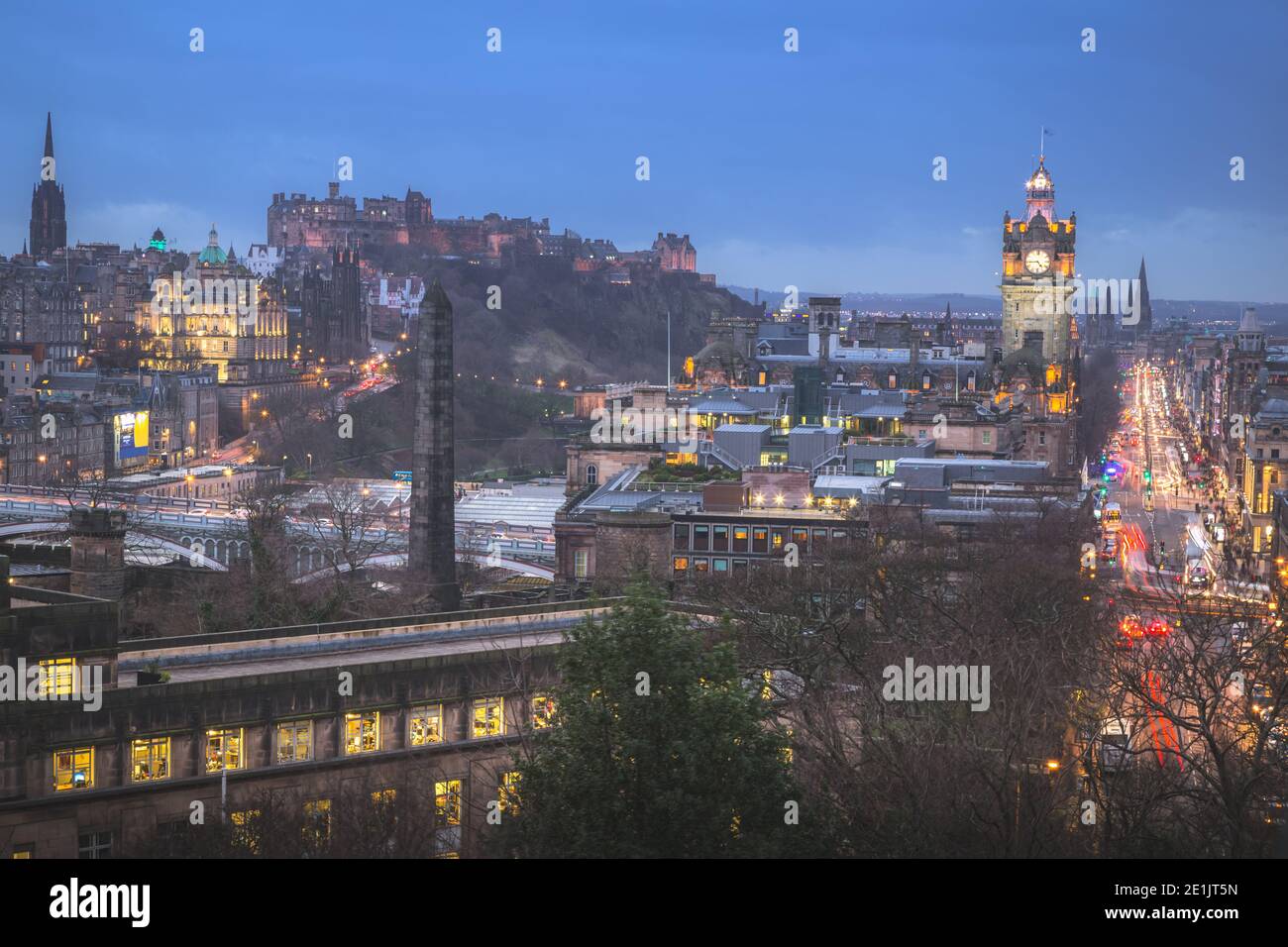 Klassische Abendansicht von Calton Hill in der Princes Street, Edinburgh Castle und dem Balmoral Clock Tower in Edinburgh, Schottland. Stockfoto