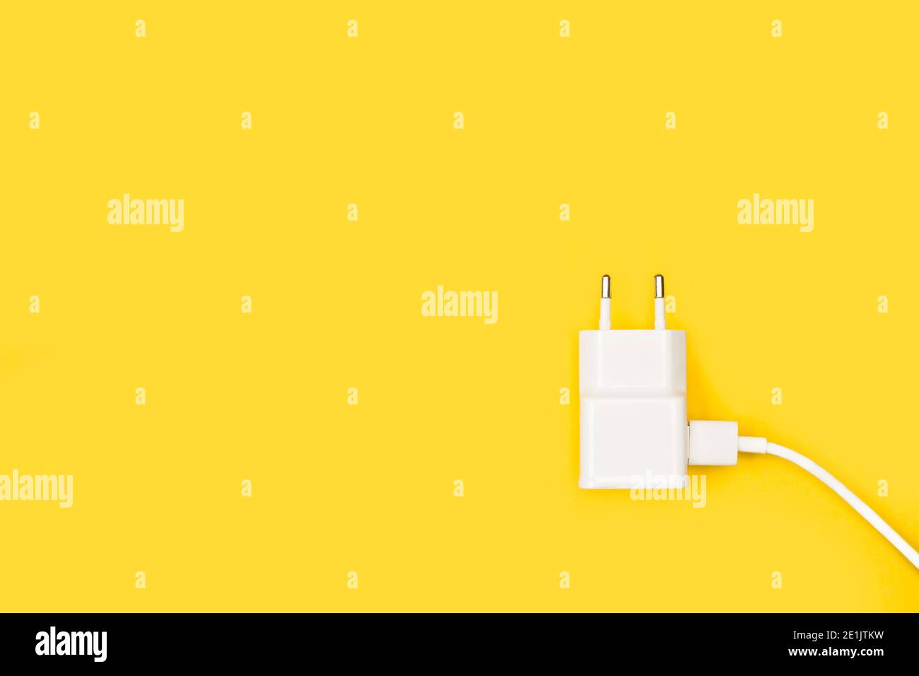 Ein Smartphone-Ladegerät mit Kabel auf gelbem Hintergrund Stockfotografie -  Alamy