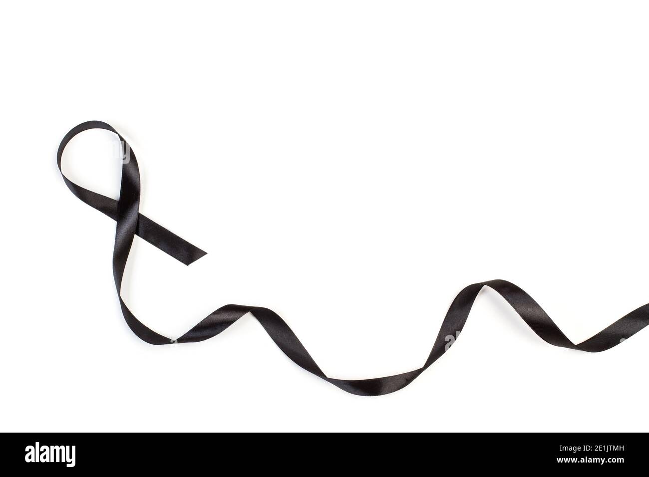 Ein schwarzes Farbband auf weißem Hintergrund mit Platz zum Kopieren Stockfoto