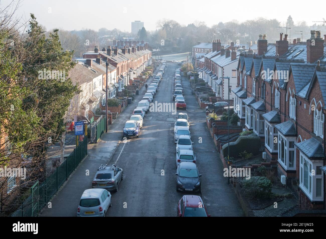 Blick auf die Park Hill Road von der alten Eisenbahnbrücke in Harborne, Birmingham, Großbritannien an einem frostigen nebligen Morgen Stockfoto