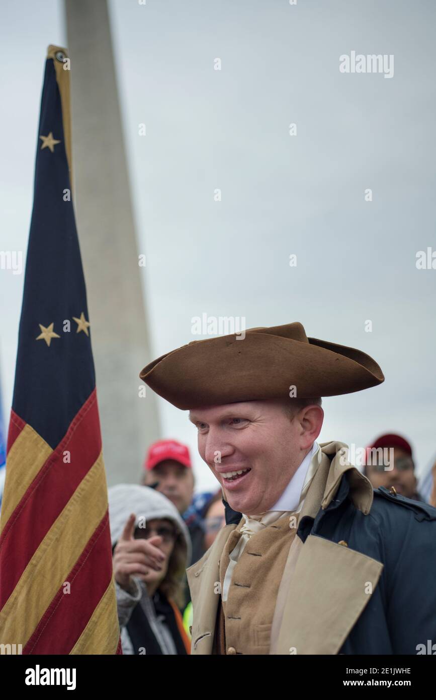 Isaac Yoder, Schlosser aus Missouri, hält die US-Flagge bei der Save America Rally, National Mall, Washington Monument, Washington DC USA. Januar 6, 2021 Stockfoto