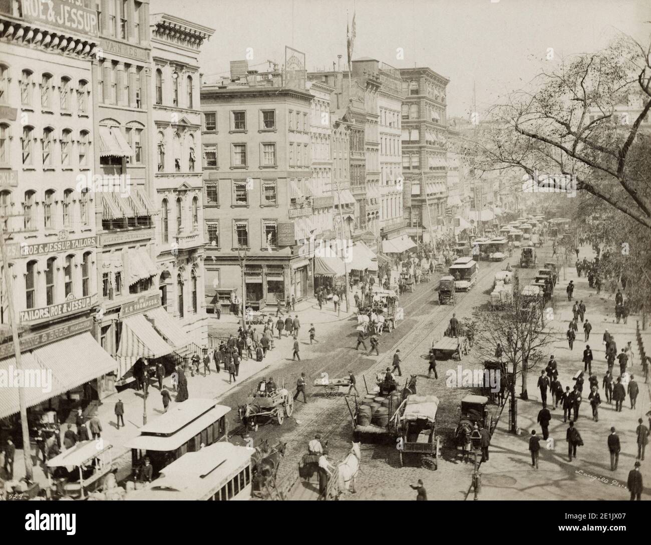 Vintage-Foto des 19. Jahrhunderts: Broadway New York, die Straße voller Fußgänger, Straßenbahnen und Pferde. Bild c.1890. Stockfoto
