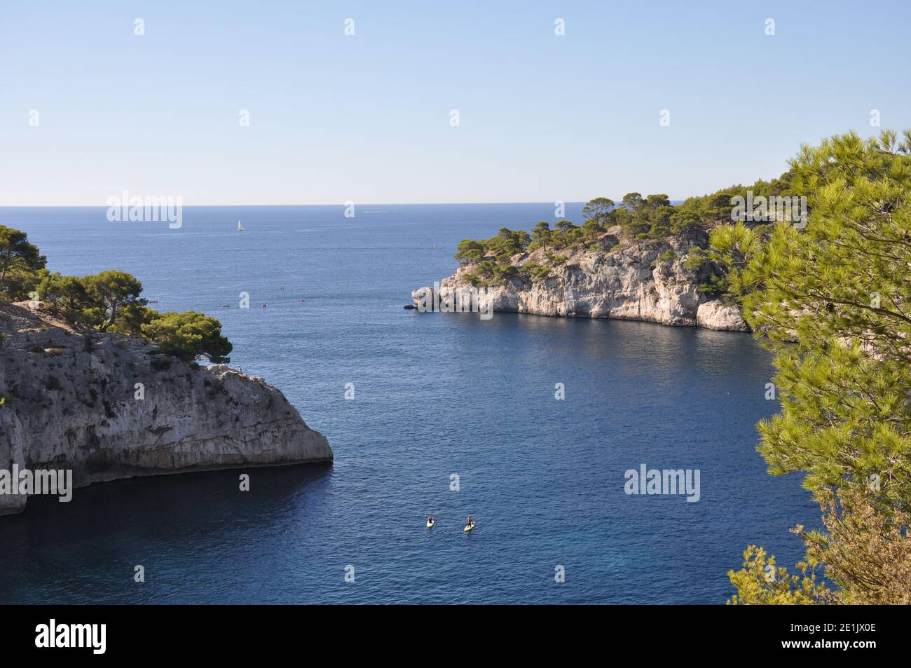 Steh auf Paddler zwischen Klippen auf dem Meer, Calanques, Bouches-du-Rhône, Cassis, Südfrankreich Stockfoto