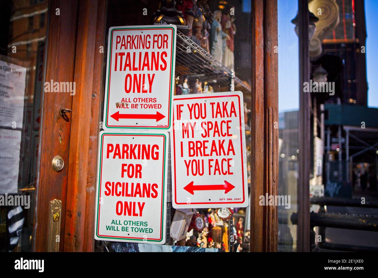New York, NY, USA - 7. Januar 2021: Humorvolle Zeichen mit einem italienischen Thema gegenüber dem Bürgersteig in Little Italy Stockfoto