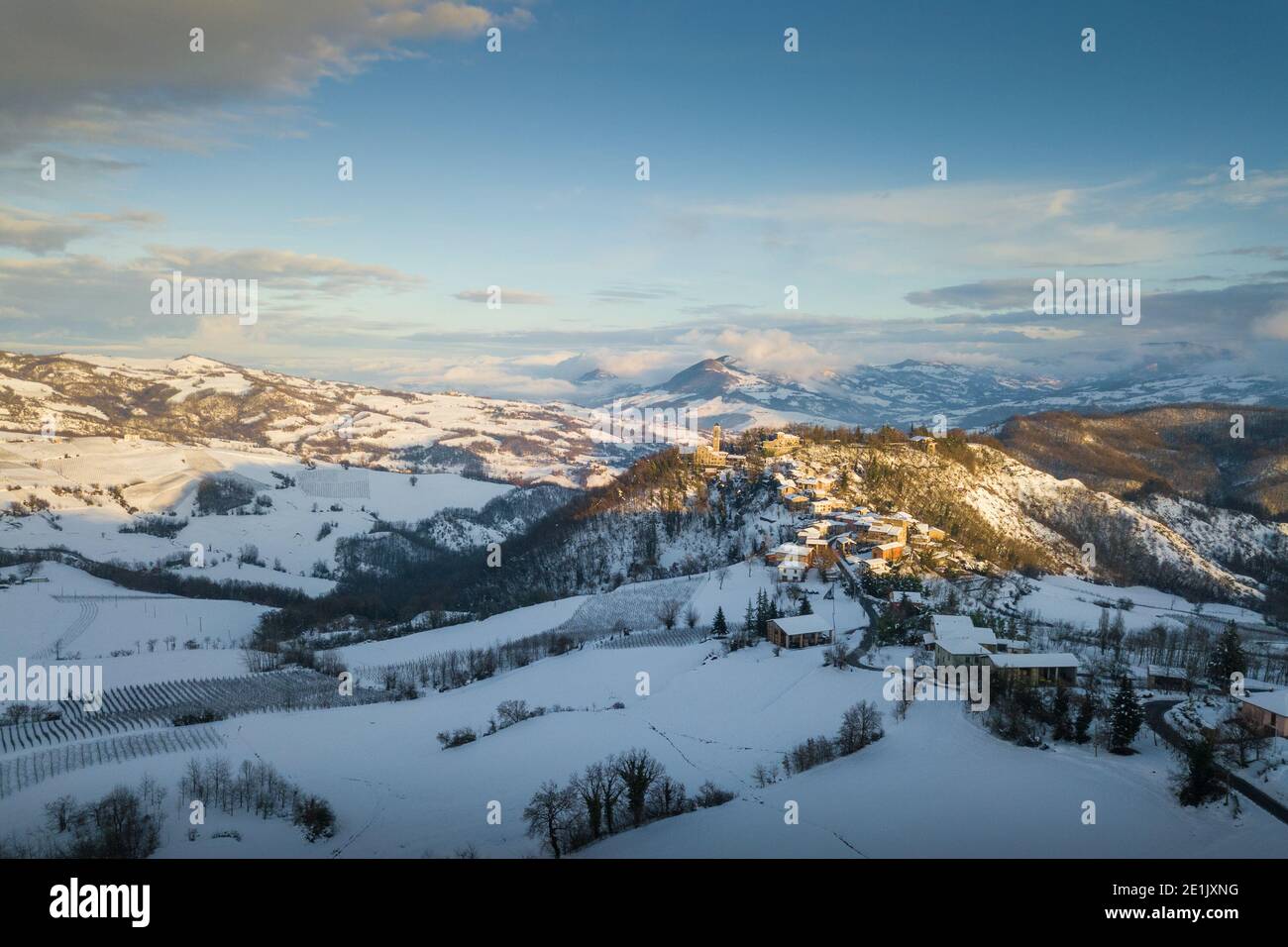 Luftpanorama der Stadt Ruino in Oltrepo Pavese bedeckt Im Schnee während Sonnenuntergang in Lombardei Italien Stockfoto