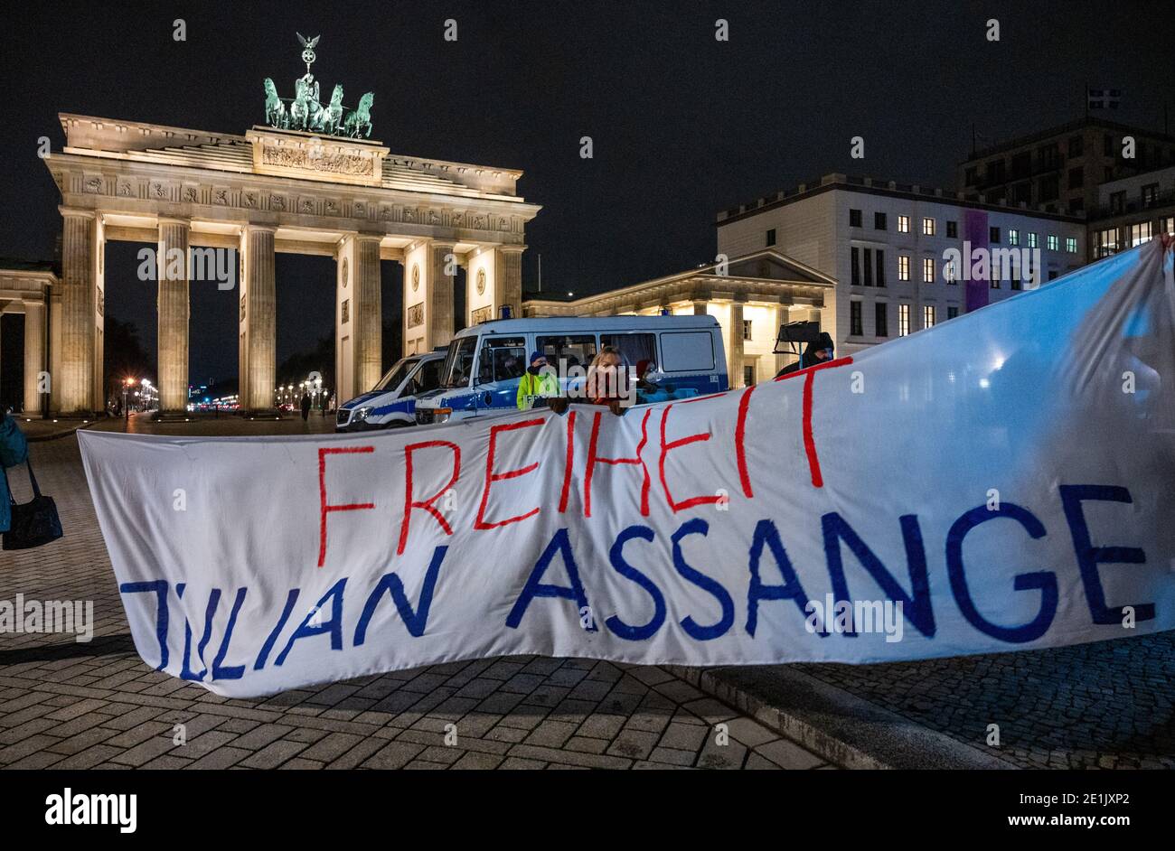 Berlin, Deutschland. Januar 2021. Menschen demonstrieren vor dem Brandenburger Tor für die Freilassung von Wikileaks-Gründer Assange. Das Londoner Gericht hat den Antrag der Verteidigung abgelehnt, den Wikileaks-Gründer auf Kaution oder unter Hausarrest aus dem Hochsicherheitsgefängnis Belmarsh freizulassen. Quelle: Christophe Gateau/dpa/Alamy Live News Stockfoto